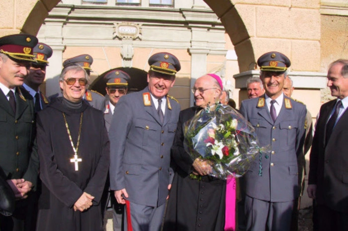 26. April 2002: 75. Geburtstag des damaligen Bischofs Weber in Seckau. Mit im Bild: Abt Johannes Gartner, Gendarmerie-General Oskar Strohmeyer und Landesgendarmeriekommandant Horst Scheifinger