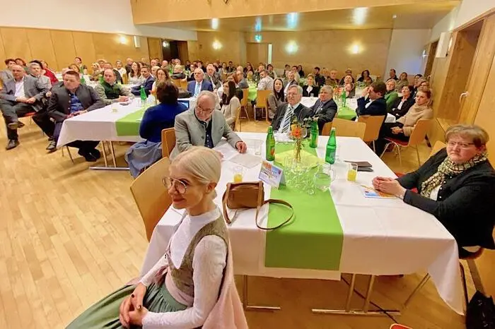 Rund 100 Vereinsmitglieder folgten der Einladung von Bürgermeister Hermann Hartleb.