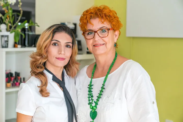 ...Unterschiede zur Arbeit in Afghanistan gibt es aber nicht: "Hier wird vieles mit Maschinen gemacht, was ich vorher nur als Handarbeit kenne." In Renate Wanko hat sie nicht nur eine einfühlsame Chefin, sondern eine Mutterfigur gefunden. "Renate hat meiner Familie sehr geholfen, sie ist wie eine Mama für mich", so Frishta Mohnand.