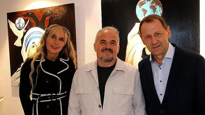 Mit einer interessanten Ausstellung kann Evelyne Oswald (links) von der Stadtgemeinde Voitsberg in der Galerie am Schlossbergtor in Voitsberg aufwarten: Der in Voitsberg lebende Künstler Haxhi Fejzullahi (Mitte) zeigt unter dem Titel „Erde kennt keine Grenzen“ Bilder in Bezug auf seine alte und seine neue Heimat. Am Foto mit Vizebürgermeister Kurt Christof.