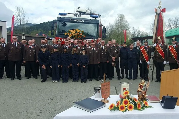 Als Gratulanten stellten sich auch Bereichsfeuerwehrkommandant Johann Diethart, Bürgermeister Karl Fadinger und Abordnungen anderer Feuerwehren ein.