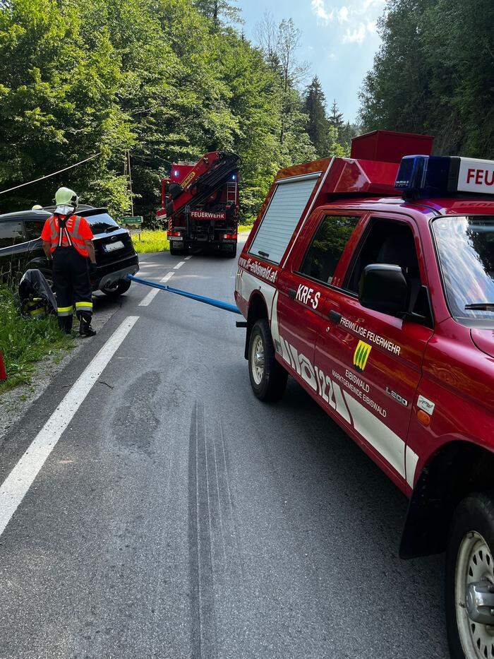 Ein Pkw krachte auf der B76 gegen einen Telefonmast