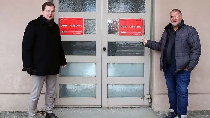 Alexander Klug, Leiter des ÖBB Fuhrparkmanagements, und Baustadtrat Erwin Schabhüttl (rechts) am Rail & Drive-Standort in Knittelfeld