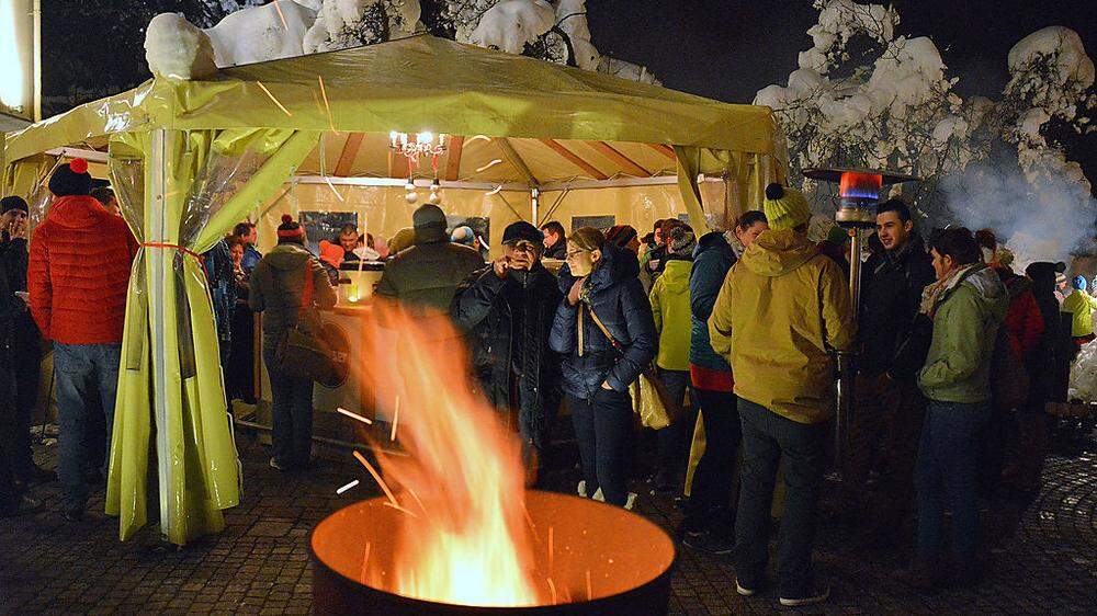 Bei offenem Feuer können sich die Besucher des Schneemannsfestes wärmen