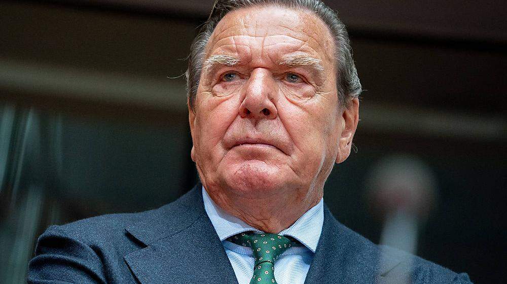 Gerhard Schröder verklagt den Bundestag auf Wiederherstellung seiner im Mai entzogenen Sonderrechte.
