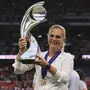 Sarina Wiegman mit dem EM-Pokal