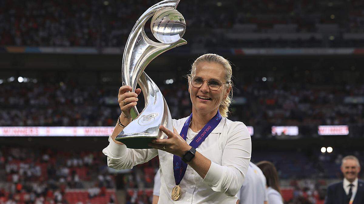 Sarina Wiegman mit dem EM-Pokal