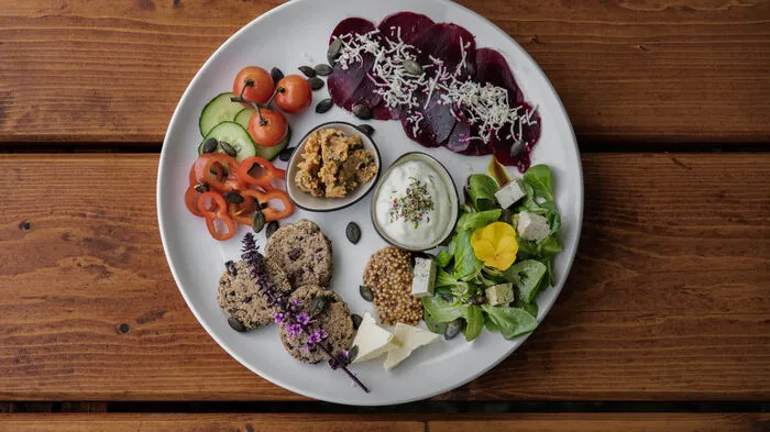Die vegane Jause vom Weingut Trapl mit einem Carpaccio aus roten Rüben, Käferbohnenlaibchen, ...