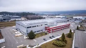 Ein Firmenstandort umringt von zahlreichen Parkflächen