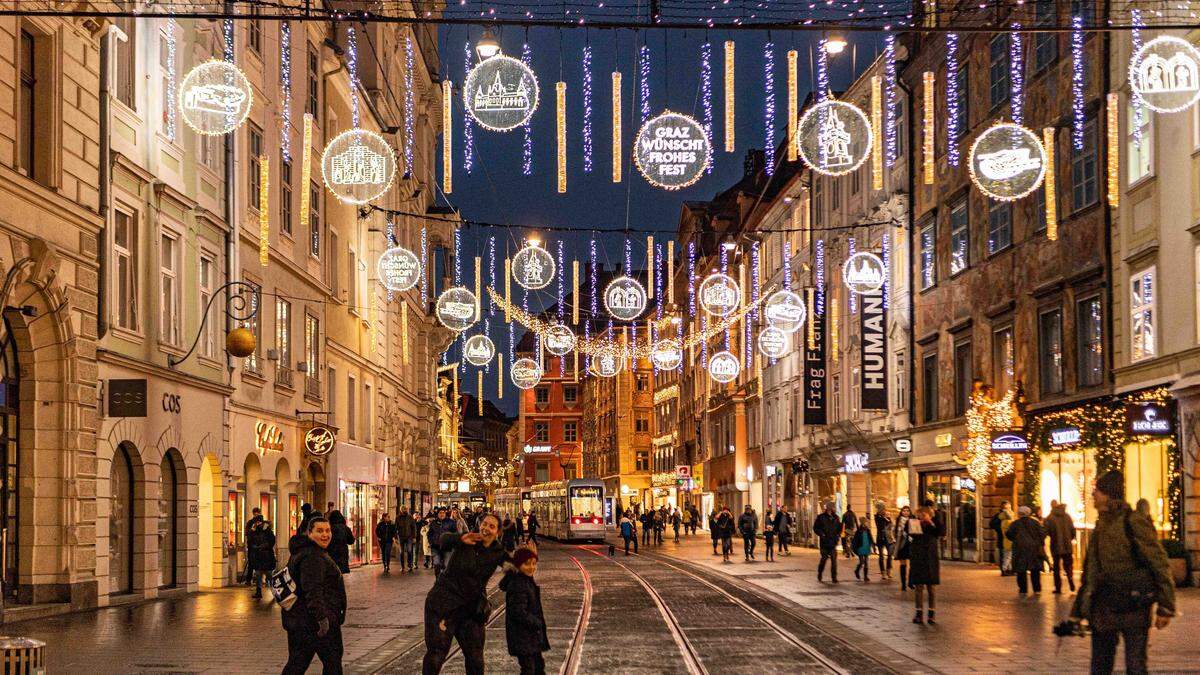 Die Weihnachtsbeleuchtung in der Herrengasse wurde 2021 zum ersten Mal aufgehängt