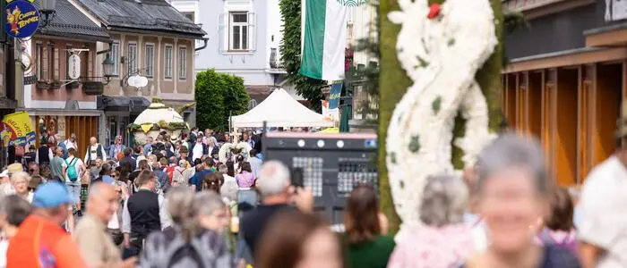 Festgäste in der Ischler Straße