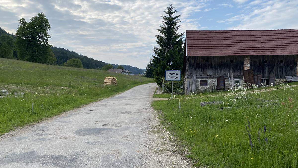 Vor der Ortschaft Podrain soll das Hochwasser-Rückhaltebecken gebaut werden 