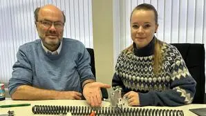 Hugo und Anna Sampl mit einer kleinen Auswahl aus der umfangreichen Produktpalette des Gußwerker Familienunternehmens