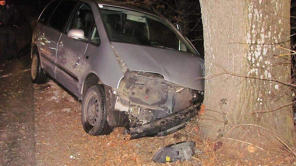 Ein 22-jähriger Südoststeirer krachte micht seinem Auto in Kleinfrannach in einen Baum.