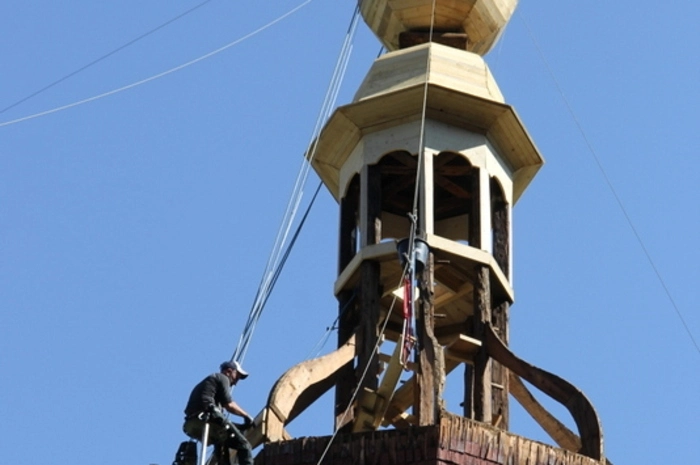 Die Sanierung des Kirchturms wurde von Christoph Pranter und Patrick Salcher durchgeführt, die gerüstlos arbeiten.