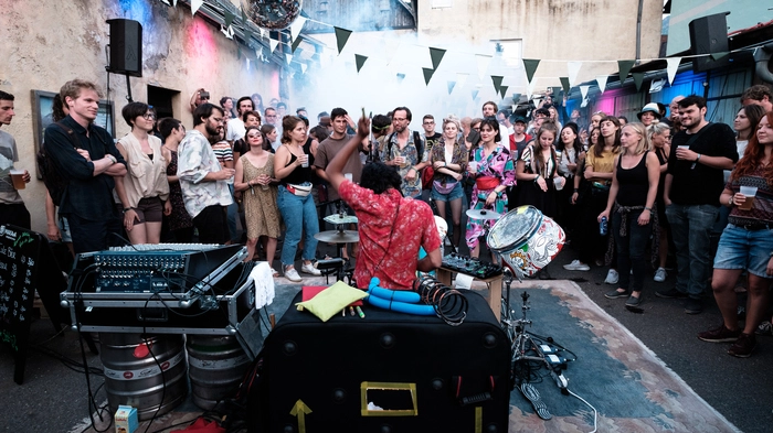 Konzerte, DJs, Visuals, Literatur, bildende Kunst, Diskurs, Theaterperformance, Kaffeekränzchen, Schlagergarten, Workshops, Kinderprogramm uvm. 