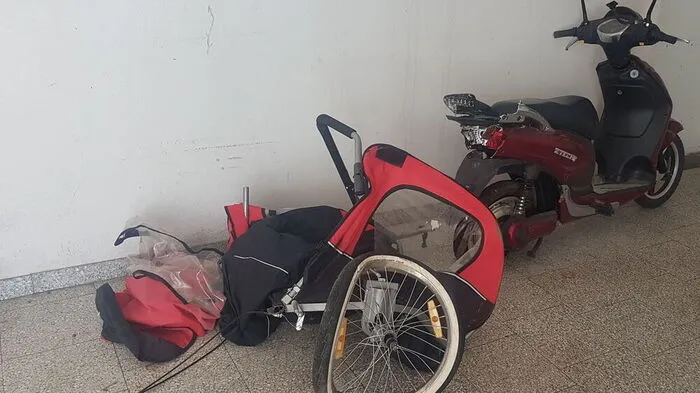 Der stark beschädigte Fahrradanhänger wurde sichergestellt