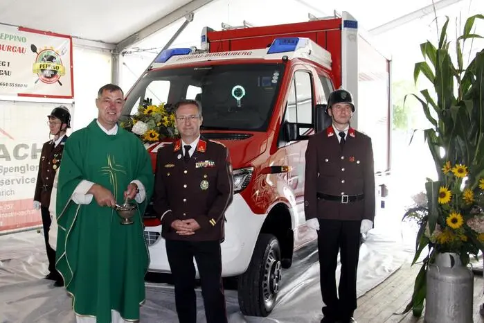 Nach dem Gottesdienst zelebriert von Pfarrer Sorin Brandiu mit 200 Feuerwehrkameraden, folgten Segnung und Indienststellung des neuen 160.000 Euro teuren Lkw-A (Logistik-Lastkraftwagen) und Bereichs-Sanitäts-Anhängers.