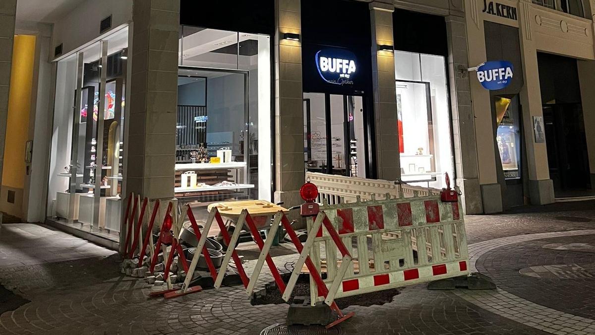 Direkt vor dem neuen Geschäft gibt es seit wenigen Tagen eine Baustelle