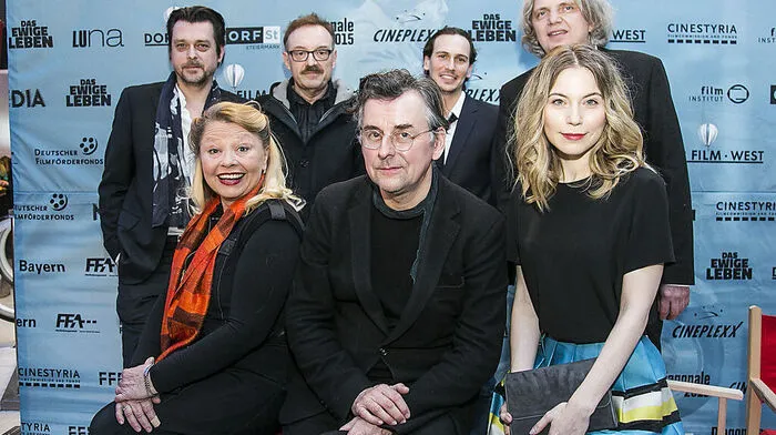 Das – fast –  vollständige Ensemble: Prinz, Hader, Schärf, Murnberger (2. Reihe v. l.), Tiesel, Silberschneider und von Waldstätten
