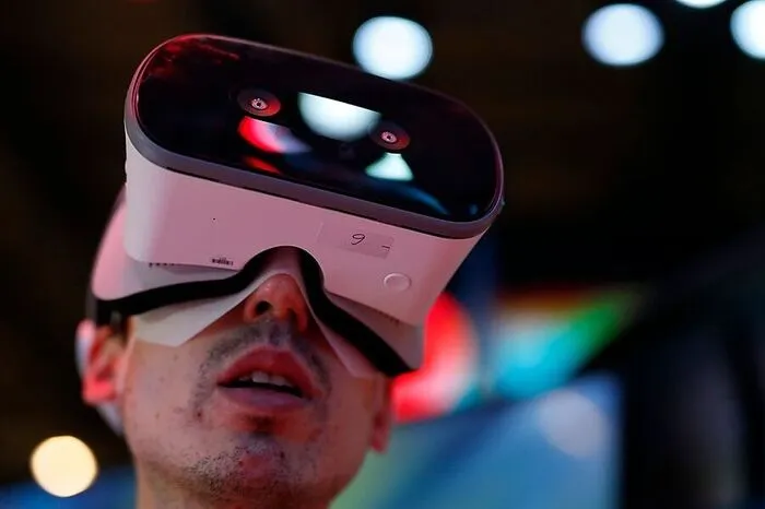 Ein Besuchter testet das "Lenovo Mirage Solo".