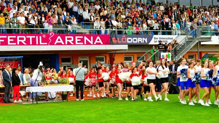 Mit dabei waren der TSV Hartberg mit Spielern, Nachwuchsmannschaften, Funktionären und Fans, die Sportmittelschule Hartberg, die Diözesansportgemeinschaft und die Red Hots Cheerleaders.