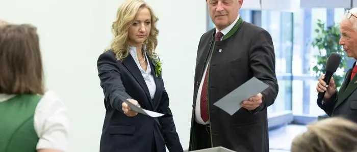 28.04.2025, Schladming, Steiermark, Österreich (Austria): Konstituierende Sitzung des Gemeinderates der Stadtgemeinde Schladming im congress Schladming - im Bild der Losentscheid um das Bürgermeisteramt in Schladming, v. l. Eva Maria Kroismayr-Baier (FPÖ), Hermann Trinker (Liste Schladming) 
Fotocredit: Martin Huber