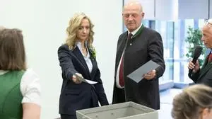 28.04.2025, Schladming, Steiermark, Österreich (Austria): Konstituierende Sitzung des Gemeinderates der Stadtgemeinde Schladming im congress Schladming - im Bild der Losentscheid um das Bürgermeisteramt in Schladming, v. l. Eva Maria Kroismayr-Baier (FPÖ), Hermann Trinker (Liste Schladming) 
Fotocredit: Martin Huber