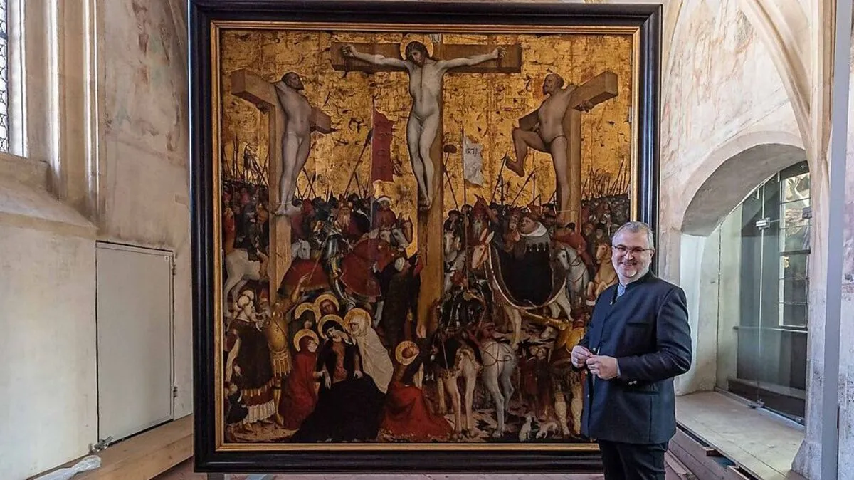 Chef des Diözesanmuseum Heimo Kaindl vor der "Kreuzigung im Gedräng" von Conrad Laib