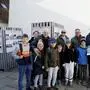: Vizebürgermeister Stefan Weiss, Karl Lenz, Obmann Johannes Dichtinger und Anton Ithaler (v.r. hinten) mit interessierten Kindern vor der Wanderausstellung