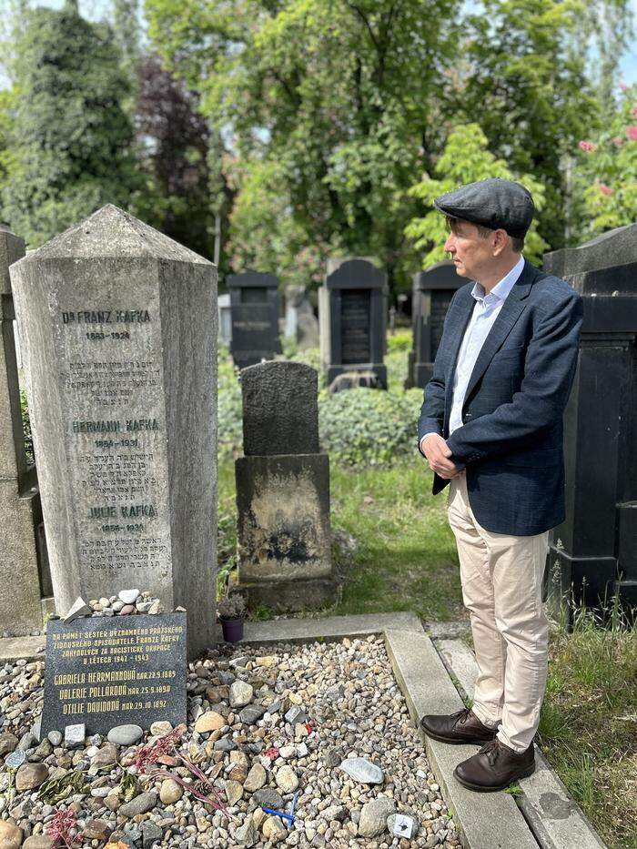 Harald Salfellner vor dem Grabstein Kafkas auf dem Neuen 
Jüdischen Friedhof in Prag
