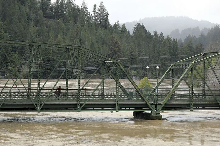 Der jüngste schwere Sturm an der US-Westküste brachte stellenweise mehrere Meter Schnee in der kalifornischen Sierra Nevada. Highways und Gebirgsstraßen wurden für den Verkehr gesperrt.