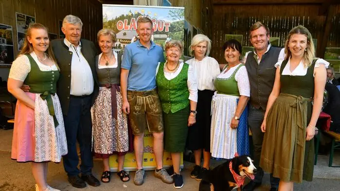 Landeshauptmannstellvertreterin Manuela Khom (3. v. r.) würdigte das Wirken der Familie Feiel über die vergangenen vier Jahrzehnte