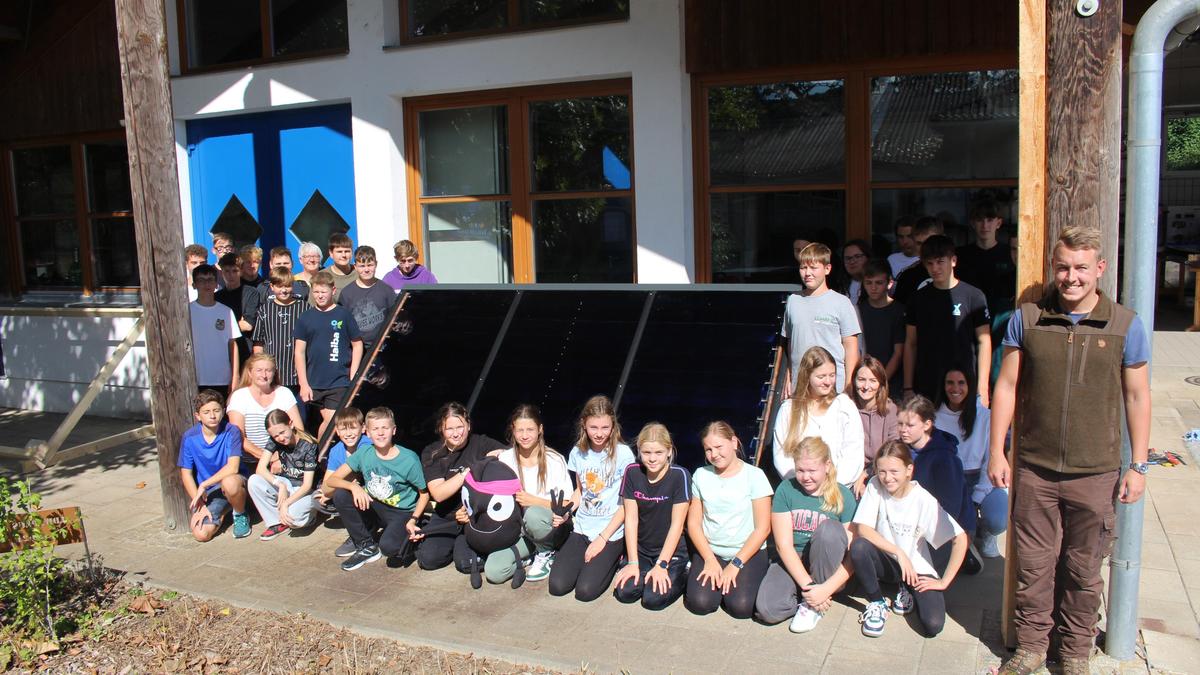 40 Schülerinnen und Schüler der MS Riegersburg und der FS Hatzendorf bauten gemeinsam mit Experten der Energieagentur Weststeiermark eine thermische Solaranlage