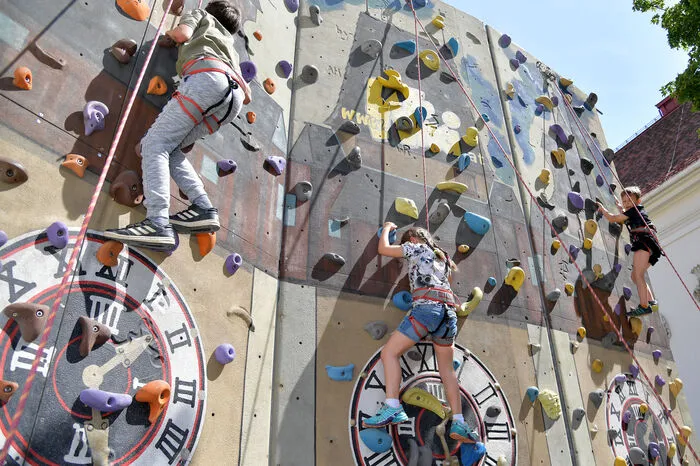 Hoch hinaus ging es bei der Kletterwand