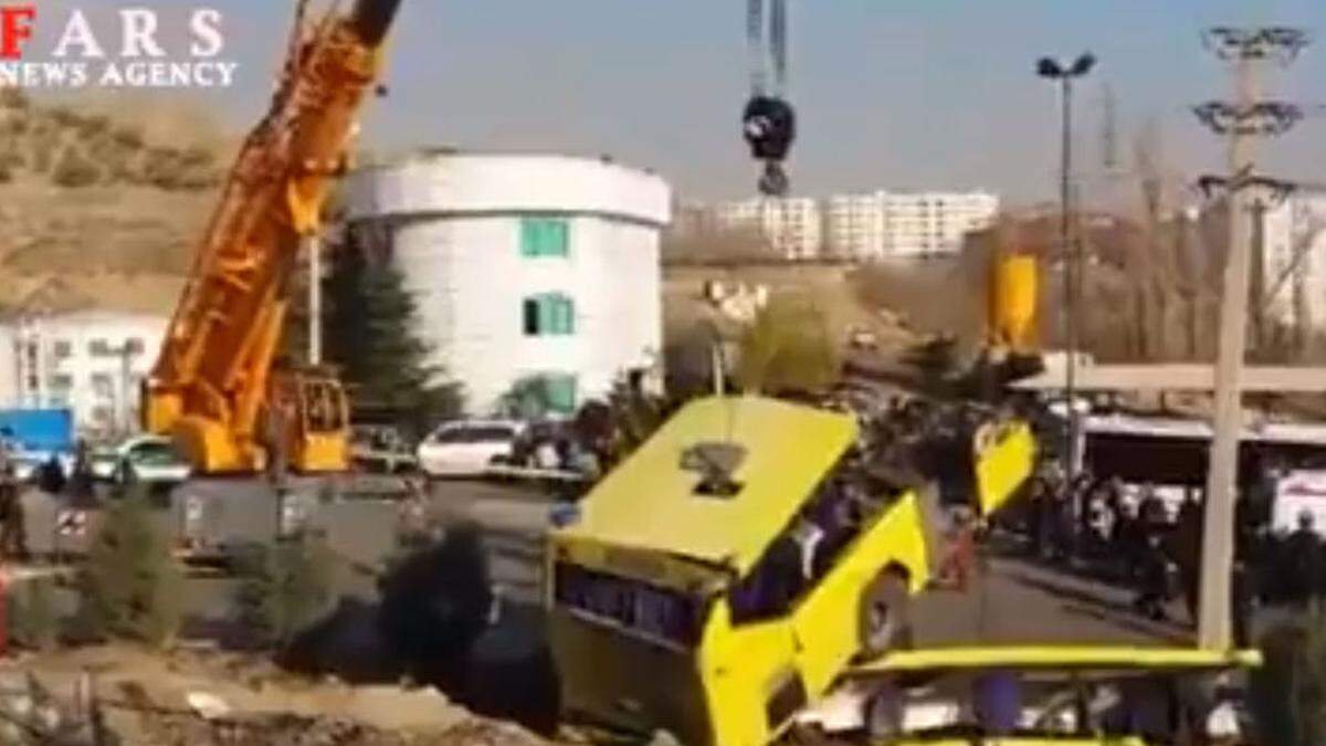 Der Bus war auf einem Universitätsgelände gegen eine Betonsäule geprallt