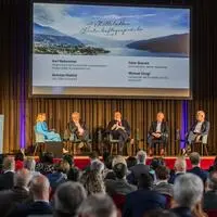 Auf der Bühne: Moderatorin Katrin Prähauser mit Karl Nehammer, Andreas Matthä, Peter Weinelt und Michael Strugl