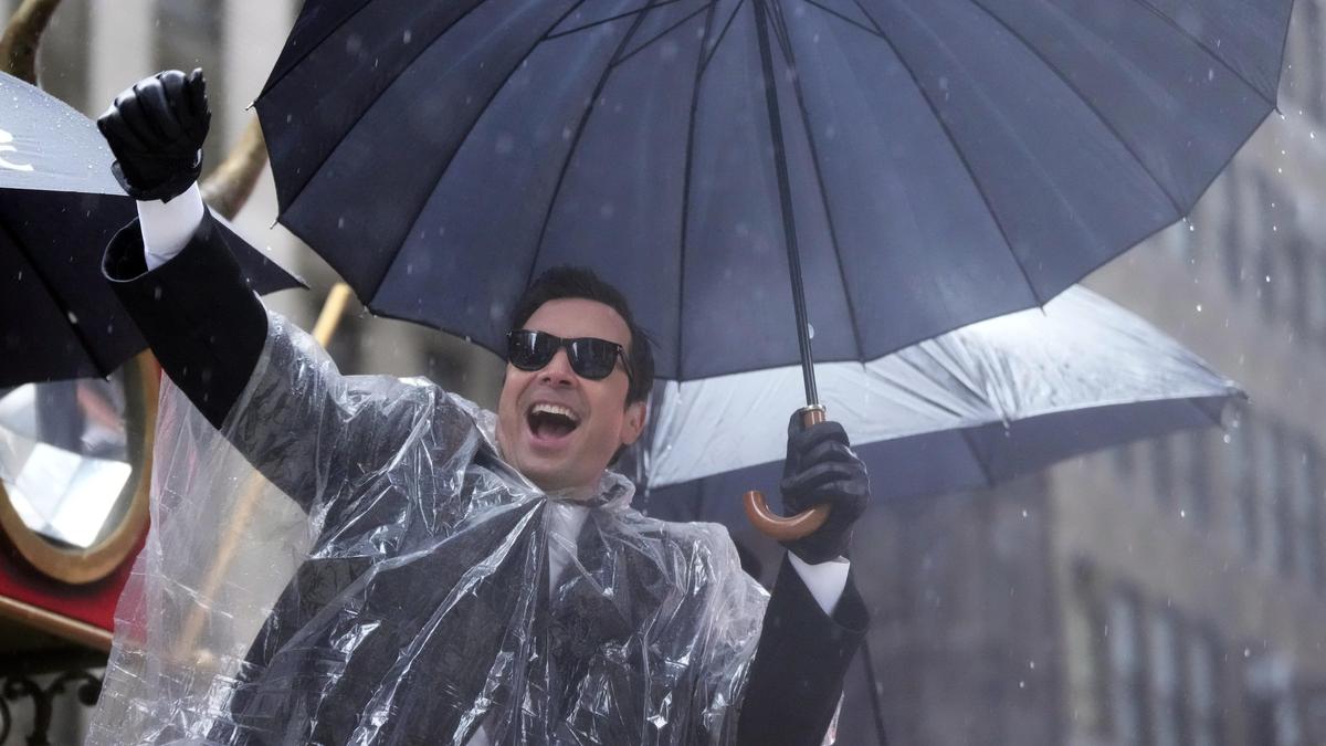 Singend und tanzend im Regen - Talkshow-Master Jimmy Fallon auf der Thanksgiving-Day-Parade in New York