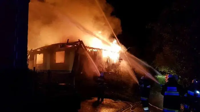 In der Nacht auf Sonntag brach in der Gemeinde Maria Rain in einer Garage, die sich zwischen einem Gasthaus und einem Wohnhaus befindet, ein Brand aus. Sieben Feuerwehren rückten mit 110 Einsatzkräften aus.