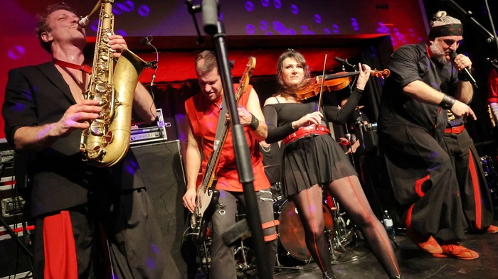 Nach 18 Jahren kündigte die Band Russkaja ihr Auflösung an. Am Freitagabend wurde im ausverkauften Konzer in Fehring noch einmal mit den Fans gefeiert