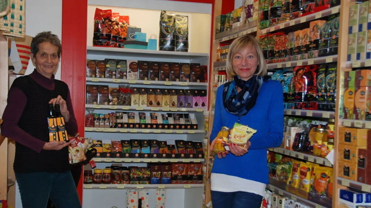 Eva Ederer, Obfrau des Vereins FEE, und Weltladen-Geschäftsführerin Maria Weiß