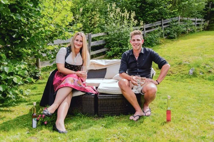 Der Tiroler Mario (31) ist bereit für die große Liebe und so startet er bereits zum zweiten Mal in ein "Bauer sucht Frau"-Abenteuer. Doch dieses Mal hat er die Wahl und freut sich, drei Hofdamen zu sich einzuladen. Ob mit Carina (21, Bild), Karin (30) oder Colline (18) die Richtige für ihn auch dabei ist? Das erste Kennenlernen mit Carina verläuft leider nicht ganz nach Plan. "Das war ein 'Aha-Erlebnis', wie die Tür aufgegangen ist", meint er und startet in die Small-Talk-Runde. Da ist sogar der Tiroler Sunnboy so manches Mal sprachlos.