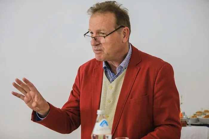 Sein Nachfolger Robert Kalbschedl, der den künftig fusionierten AMS-Bezirk Judenburg-Knittelfeld führen wird, streute seinem einstigen Chef Rosen: „Günther war ein umsichtiger, sozial engagierter Vorgesetzter, der Mitarbeiter förderte und dem die Kundinnen und Kunden des AMS immer ein besonderes Anliegen waren.“
