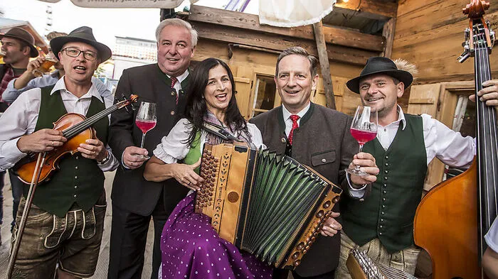Der steirische Landeshauptmann Hermann Schützenhofer (Zweiter von links) war am Mittwoch zu Gast am St. Veiter Wiesenmarkt. Brauchtumsreferent Christian Benger (Zweiter von rechts) begrüßte die Steirer.