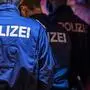 Man sieht mehrere Polizisten bei Nacht