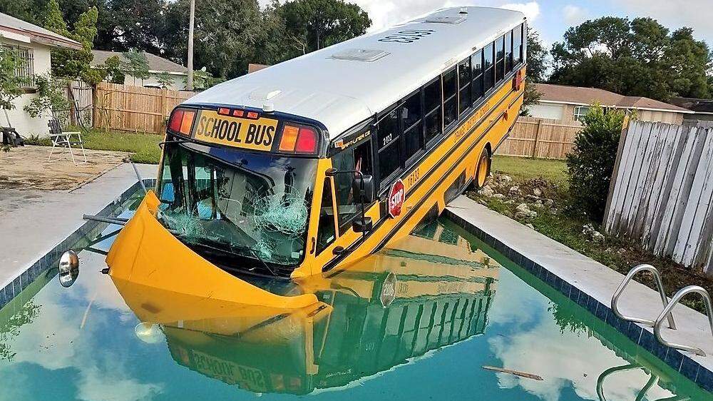 Spektakulärer Schulbusunfall in Florida