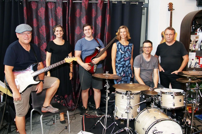 Zum Teil acht des Köflacher Kultursommers war die heimische Band „Manouka“ auf den Rathausplatz geladen. 