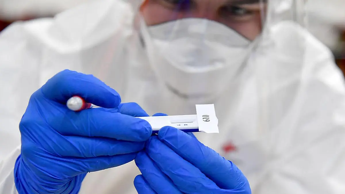 ABD0027_20201201 - ANNABERG - ÖSTERREICH: In der Gemeinde Annaberg in Salzburg beginnen am Dienstag, 1. Dezember 2020, die Corona-Massentests. Ein Mitarbeiter mit einem Test bei einer Teststation im Feuerwehrhaus von Annaberg. - FOTO: APA/BARBARA GINDL