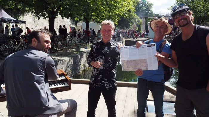 Sonntag am Vormittag eröffnete Tonc Feinig mit einem Konzert im Klagenfurter Lendhafen das Kunstprojekt "Stadt unter" - "Pod gladino" - "Acqua alta".