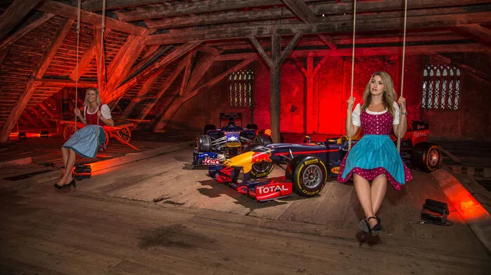 Traditionelle Trachten und hochmoderne Hightech-Autos: Bei der Formel 1 in Spielberg verbindet sich beides - wie auch bei der "Bulls and Pumpkins"-Party, zu der Didi Mateschitz am Vorabend des Großen Preis von Österreich zum dritten Mal lud.